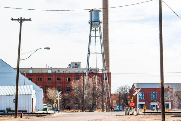 Järnvägsspåren igenom en liten stad. — Stockfoto