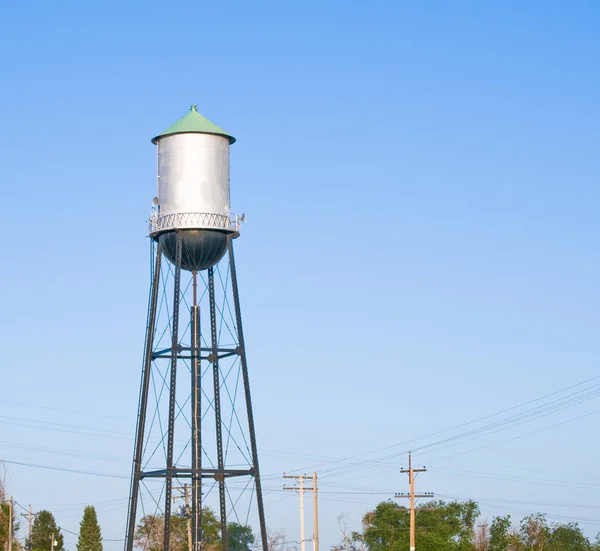 Torre de agua para una pequeña ciudad . — Foto de Stock