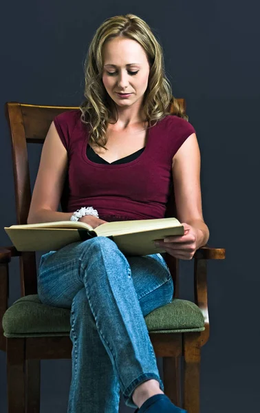 Krásná mladá žena čtení — Stock fotografie