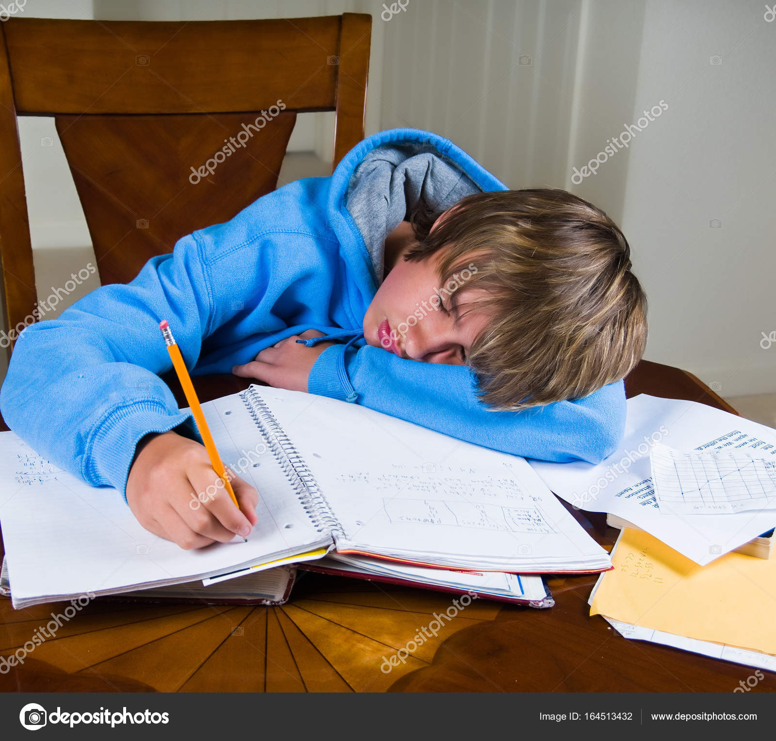 Школьник думает. Мальчик 12 лет спит за столом с бумажками. A girl holding a pen. Девушка делает домашнюю работу. Девочки лёжа в школе.