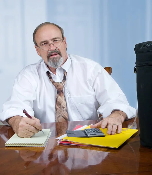 Homem adulto com enfisema no trabalho . — Fotografia de Stock