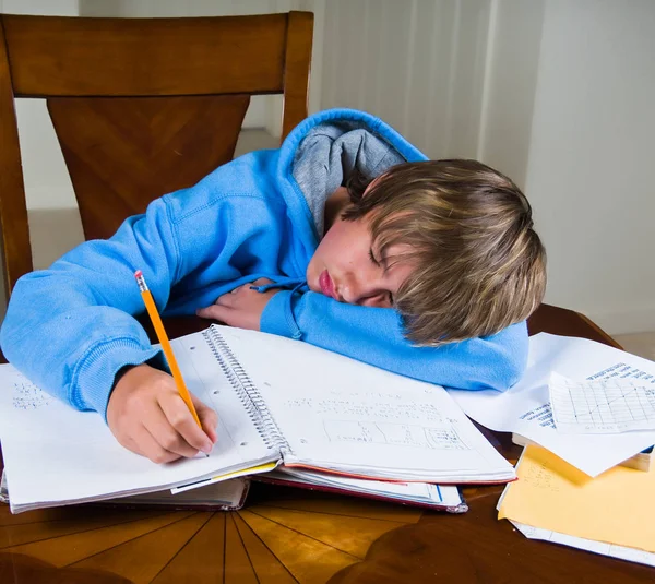 Adolescente menino adormece enquanto fazendo lição de casa . — Fotografia de Stock