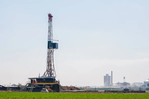Perforazione per il petrolio nelle zone rurali del Colorado . — Foto Stock