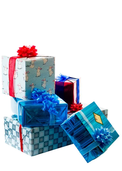 Vánoční dárky zabalené a svázané stuhy. — Stock fotografie