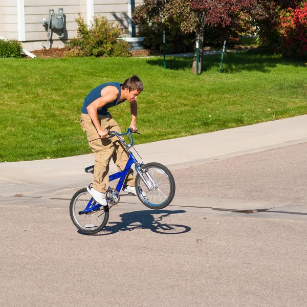 自転車 Bmx のトリックを行う 10 代の少年. — ストック写真