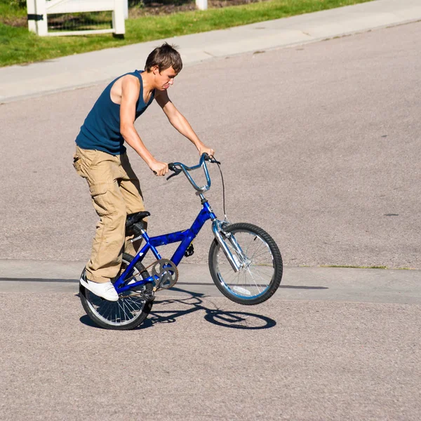 Genç çocuk bir Bmx bisiklet üzerinde hile yapıyor. — Stok fotoğraf