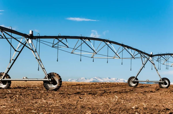 Irrigation sprinkler sits on the field after the harvest. — Stock Photo, Image