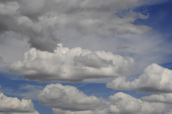 Paisaje nublado acumulado con restos de una tormenta . —  Fotos de Stock