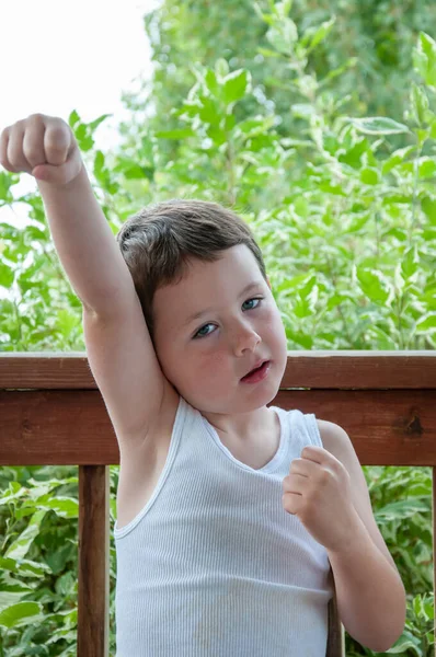 Kleiner Junge, der zeigt, wie zäh er ist, damit du besser aufpasst. — Stockfoto