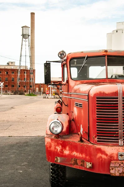 Um velho caminhão de bombeiros e fábrica abandonada de açúcar . — Fotografia de Stock