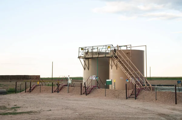 Twee tanks die worden gebruikt om ruwe olie op te slaan nadat deze uit de grond is gepompt. — Stockfoto
