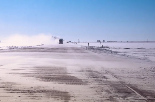 Vent d'hiver et poudrerie sur une grande route — Photo