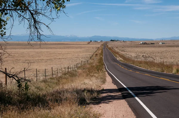 Közép-Colorado széles nyílt terei egy megyei úton — Stock Fotó