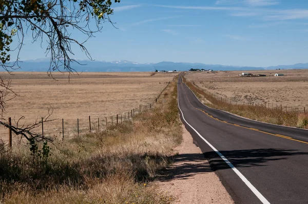 Luas ruang terbuka dari Colorado tengah pada jalan county — Stok Foto