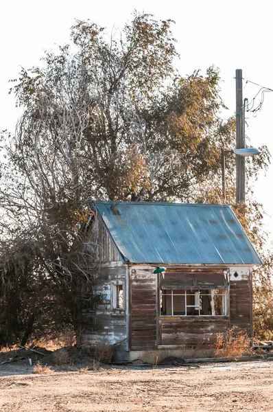 Run down shack of a former scale house under a winter tree — Stock Photo, Image