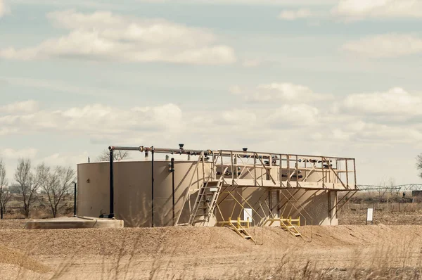 Réservoirs de pétrole brut destinés à être déchargés dans des camions . — Photo