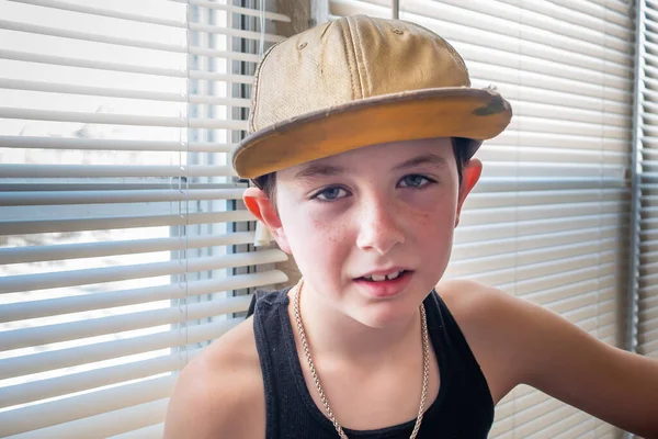 Young man wearing a hip cap and gold chain ready for the day. — Stock Photo, Image