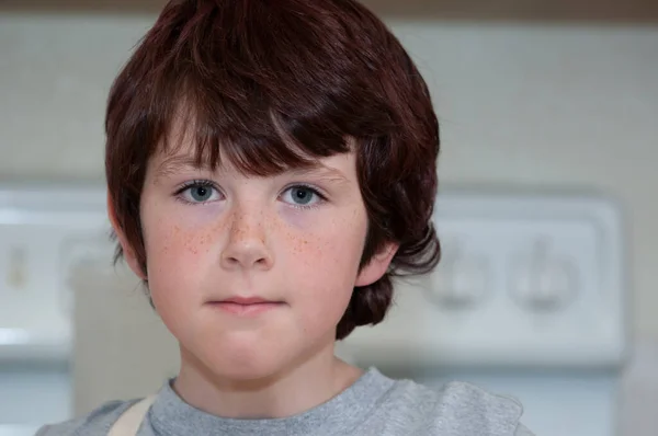 Beau jeune homme se préparant pour l'école Images De Stock Libres De Droits