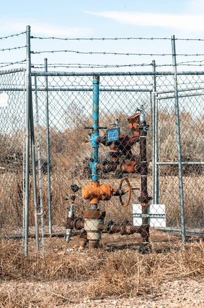 Un pozo de gas natural cercado por seguridad —  Fotos de Stock