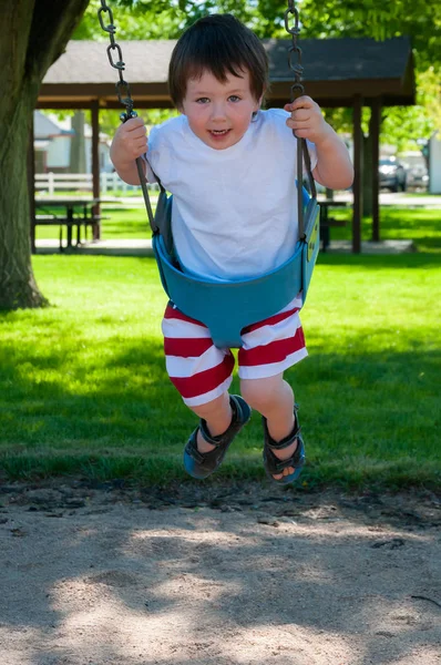 Ein kleiner Junge genießt seinen Tag im Stadtpark — Stockfoto