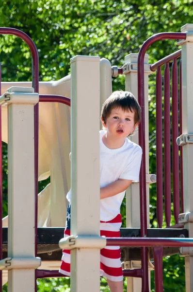 一个小男孩在公园里玩得很开心 — 图库照片