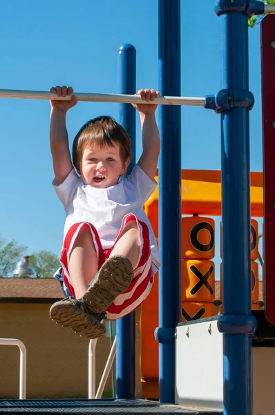 Mały chłopiec cieszący się dniem spędzonym w parku miejskim — Zdjęcie stockowe