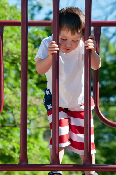 町の公園で彼の日を楽しんでいる小さな男の子 — ストック写真