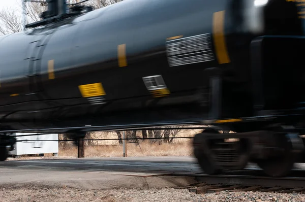 Скорость движения грузового поезда по железнодорожному переходу для автомобилей — стоковое фото
