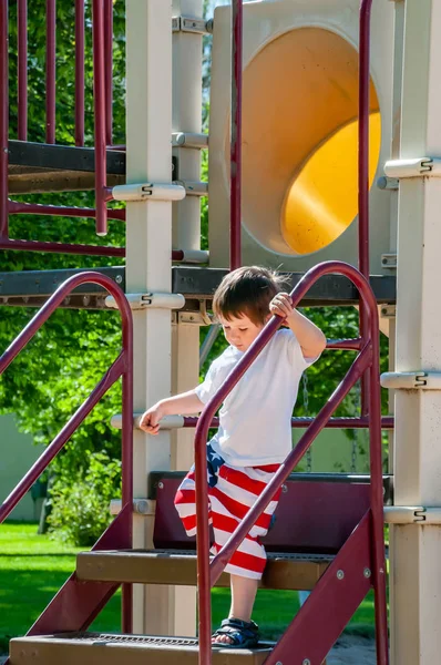 Küçük bir çocuk şehir parkındaki gününün tadını çıkarıyor. — Stok fotoğraf