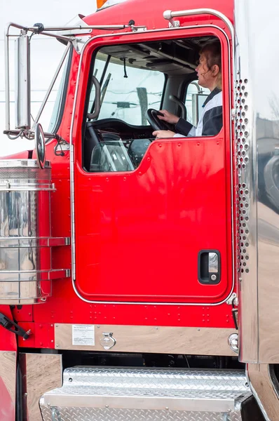 LKW-Fahrerin schaut während der Fahrt aus der Windschutzscheibe — Stockfoto