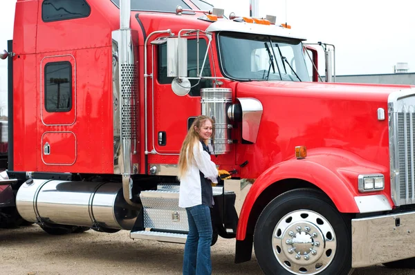Kobieta Truck Driver gotowy do przeprowadzenia kontroli przed wyjazdem — Zdjęcie stockowe