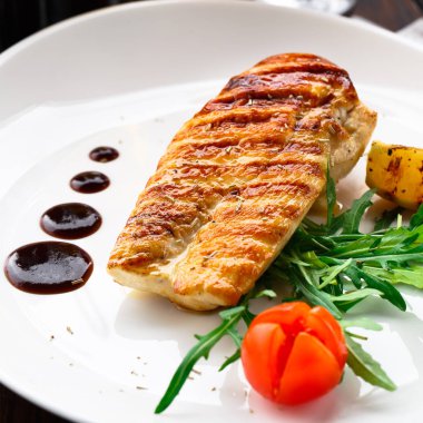 Izgara tavuk göğsü.