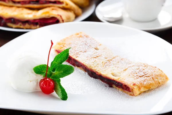 Vanilyalı dondurma ile vişne strudel