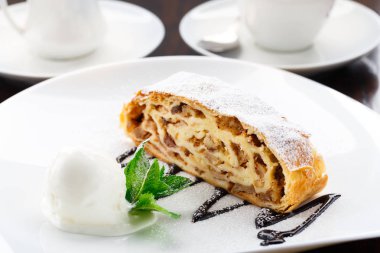 Vanilyalı dondurmalı elmalı turta.