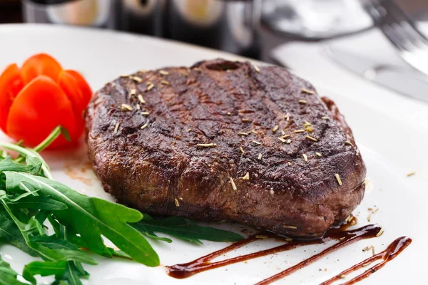 Grilovaný hovězí steak na talíři — Stock fotografie