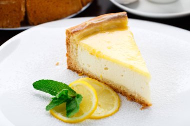 Limonlu cheesecake bir plaka üzerinde