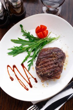 Bir plaka üzerinde ızgara biftek