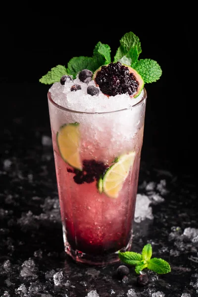 Currant Mojito on a table — Stock Photo, Image