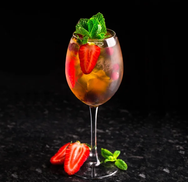 Cocktail with strawberries and mint — Stock Photo, Image