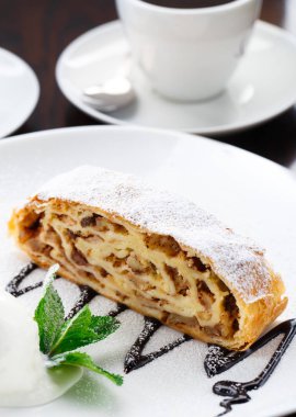 Vanilyalı dondurmalı elmalı turta.