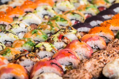 Suşi yuvarlanıyor.