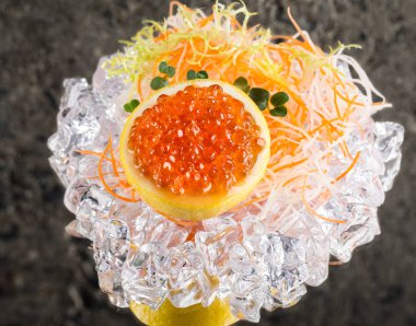 Buz üzerinde taze sashimi