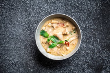 Tay tavuk Hindistan cevizi çorbası