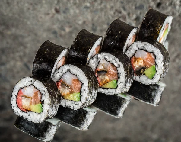 Sushi tekercs lazac, garnélarák és avokádó — Stock Fotó