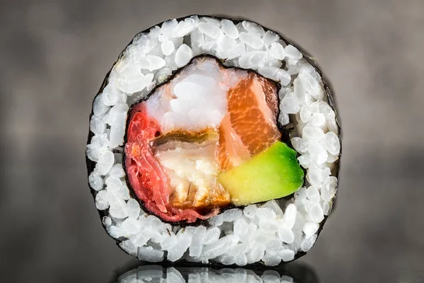 Sushi tekercs lazac, garnélarák és avokádó — Stock Fotó