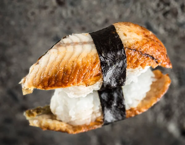 Нигири суши с угрем — стоковое фото