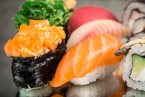 Close up van zalm nirigi en gunkan — Stockfoto