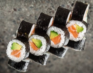 Somon ve avokadoyla suşi rulosu.