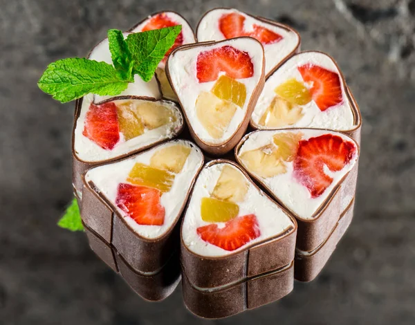 果物と甘いチョコレートの寿司ロール — ストック写真