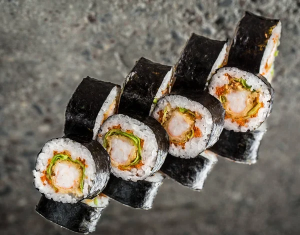 寿司卷与虾、 生菜和飞鱼子 — 图库照片